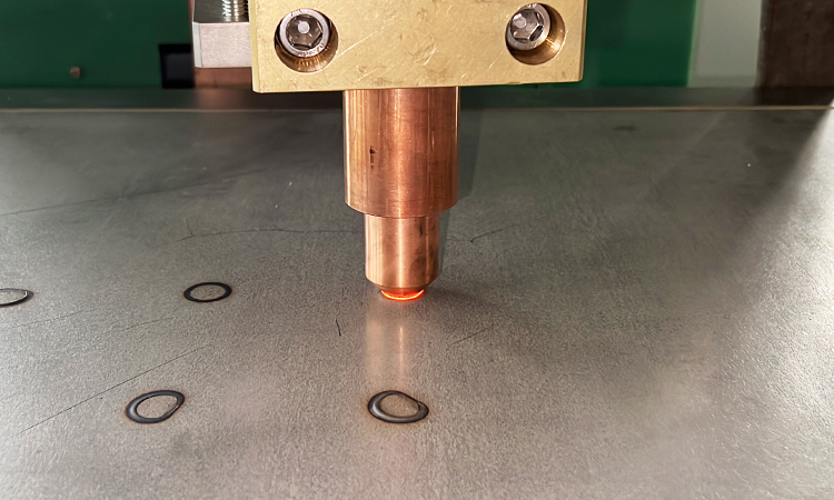 在點焊過程中，電極被壓在工件上